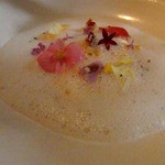 ラ・ボンヌターブル - ビワ、その種で香りづけしたブラン・マンジエ
      パイナップルとパパイアのクリーミーなシャーベット、泡だてた甘酒に美味しい花畑を浮かべて