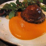 ラ・ボンヌターブル - 短角牛挽肉のラグー、モッツァレラチーズと帆立貝ムースのパイ包み、バジルの香り
      打木赤皮甘栗かぼちゃのソース、梶谷農園から届いたハーブとダークチェリーのサラダ