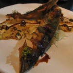 ラ・ボンヌターブル - 鮎の揚げ炙り、焼いたとうもろこしとそのピュレ、フェンネルのサラダ、ライチのドレッシング