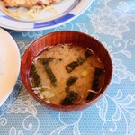 シャンティ - "厚揚げ"の"お味噌汁"に"切り海苔"と"葱"が放されています。