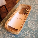 シャンティ - ロゴ入りの紙ナプキンがいい味を出しています。