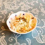 シャンティ - 前菜のサラダは冷たくてシャキシャキ。ドレッシングも旨い。