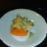 日本料理 吉祥 - ススギとエンドウ？の天ぷら　　したのミョウガやサラダと一緒に温泉卵で…臭みもなく美味しかった。