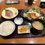 海鮮茶屋 一鮮 - 【2025.5.8(木)】日替りランチ（鮭ハラス南蛮漬け＋ライス＋本日の刺身＋味噌汁＋漬物）990円