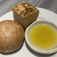 GRIGLIA Pagina - パン２種と、オリーブオイル。