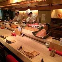 にかい笹木 - 白木のカウンター　人気だそうです。