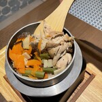 鶏とおでんの店 日寄鶏 - ボリューム満点の鶏の五目釜めし。