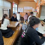 中華そば 鶴亀 - カウンター  テーブル席