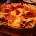 窯焼きバルカフェ らんぷ+k - 生ハムとリコッタチーズのピザ