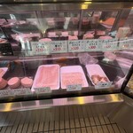 千駄木腰塚 - カウンター内冷蔵庫のベリーハム　量り売り可能です。