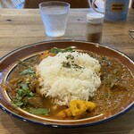 Curry & Bake - 2種あいがけカレー(左が月替り､右がスパイシーチキンカレー)