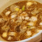 魚介醤油ラーメン 和屋 - つけ汁には煮干しの欠片が結構と浮いてますね