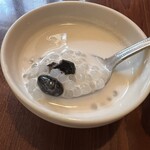 ディージャイ - デザート　黒豆がなかなか効果的