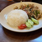 ディージャイ - ムスメが頼んだご飯セットのガパオライス　ミニ麺はトムヤム麺。目玉焼きは課金対象です。