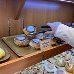 フランスベ－カリー - '25/04/30 シナモンロールは250円（税込270円）