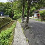 うなぎの美鶴 - 「うなぎの美鶴」さんの、すぐ横の小川