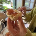 ガレージ ブルーベル - クロテッドクリームとリンゴジャム。たっぷり乗せていただきます♪
