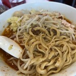 ラーメン二郎 - 唐辛子を纏って美味しい麺