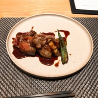 肉割烹 はいから - 牛ステーキとフォアグラのロッシーニ風？サーロインでもビックリのほぼ脂です。肉肉しさやお肉の美味しさは感じられません。サシというよりももはや牛脂の塊です。フォアグラも臭みが凄い。脂×脂で最悪です。