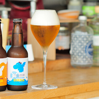 オリジナルクラフトビールで乾杯。厳選したワインは60種類以上