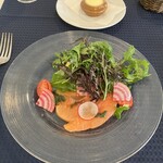 プチ・パピヨン - スモークサーモンのサラダ添え