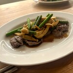 flap my wings - 牛肉とニンニクの芽のすき焼き（別皿の私用の少ない方♡
