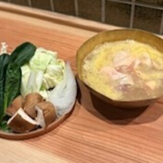 素材の旨味引き立つ鶏ガラ出汁の水炊き＆炊き立て土鍋ご飯