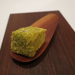 シック プッテートル - パンプキンシード・オイルとミルクのギモーブ風、ピスタチオの粉をまぶして1