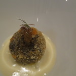 シック プッテートル - ブーダン・ノワールのクロケット、ラクレット・チーズのソースとデュバーヴのジャムで1