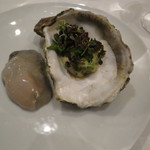 シック プッテートル - 福井県若狭湾の岩牡蠣、56～60℃で茹でて、海水のジュレと枝豆のピュレ、或いはアボカドとライム、酢橘のソースで1
