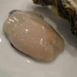 シック プッテートル - 福井県若狭湾の岩牡蠣、56～60℃で茹でて、海水のジュレと枝豆のピュレ、或いはアボカドとライム、酢橘のソースで2