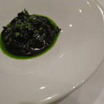 シック プッテートル - 烏賊墨を練り込んだトロフィエとアオリイカ、地はまぐり、烏賊墨のソースで2