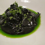 シック プッテートル - 烏賊墨を練り込んだトロフィエとアオリイカ、地はまぐり、烏賊墨のソースで1