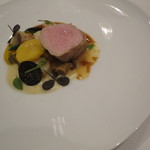 シック プッテートル - 仏ノルマンディ産の乳飲み仔羊の内腿のロースト、バターとジュ・ド・ボー、南瓜のピュレ、帆立のソテー、黒トリュフで4