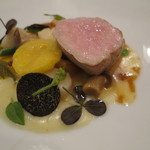 シック プッテートル - 仏ノルマンディ産の乳飲み仔羊の内腿のロースト、バターとジュ・ド・ボー、南瓜のピュレ、帆立のソテー、黒トリュフで2