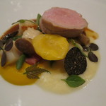 シック プッテートル - 仏ノルマンディ産の乳飲み仔羊の内腿のロースト、バターとジュ・ド・ボー、南瓜のピュレ、帆立のソテー、黒トリュフで3