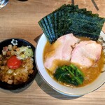 ラーメン 野良裏家 - 野良裏家B1,300円＋半たまごかけ肉ごはん300円