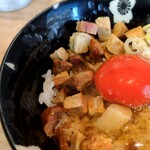 ラーメン 野良裏家 - 半たまごかけ肉ごはんアップ