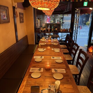 気兼ねなく過ごせる雰囲気で、食事と会話を楽しむひととき