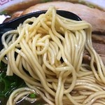 新立麺館 - 麺アップ☆
      
      麺は、ごく標準的なストレート♫
      少しボソボソ感は有るものの、スープとの相性はバッチリ！(๑´ڡ`๑)