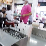 Raan Kaithong Pratunam - こんな感じでお店の人はピンクのシャツ。