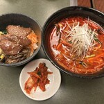 徳壽  - 麺（ユッケジャンラーメン）&ミニ焼肉丼セット（1600円、税込）