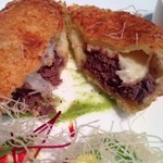 アルジェント - メインの肉料理は煮込んだ牛脛肉とフォアグラのピロシキ風