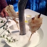 アルジェント - リゾットに付く焼魚の鱚、中央の黒い柱は焼炭で保温効果あり