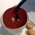 アルジェント - 実はティラミス仕立て　チョコの蓋を壊してエスプレッソを注ぐ