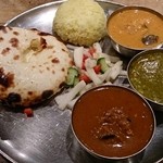 グルガオン - ランチ　3色カレー チーズクルチャにチェンジ