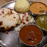 グルガオン - ランチ　3色カレー チーズクルチャにチェンジ
