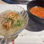 近江うし焼肉 にくTATSU - ビビン麺の爽やかなことよ。
      隣は大食いさんが追加したユッケジャンビビンバのおすそ分け。
