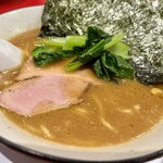 家系ラーメン 王道家直系 修 - スープ、麺は勿論、チャーシューもスモーキーで美味しいし、小松菜もシャキシャキして美味しい！