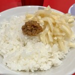 家系ラーメン 王道家直系 修 - 刻み生姜と無限ニンニクをライスにオンしてかき混ぜてからスープを浸した海苔で食べると、もうサイコーです！！！(((o(*ﾟ▽ﾟ*)o)))